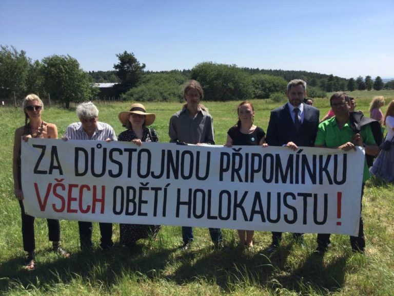 Zelení se tradičně zúčastnili piety v Letech a vyzvali vládní koalici ke zrušení vepřína v místě bývalého koncentračního tábora pro Romy.